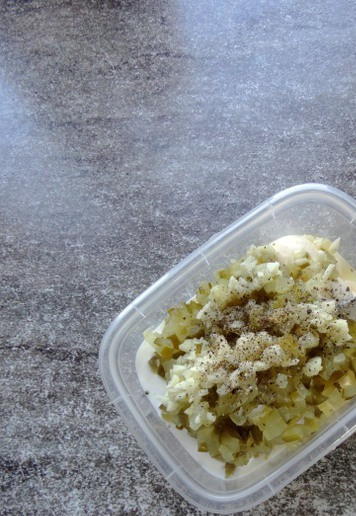 1. Этап. Хот-дог-гриль с картофелем пай: Соединить с майонезом и сметаной.