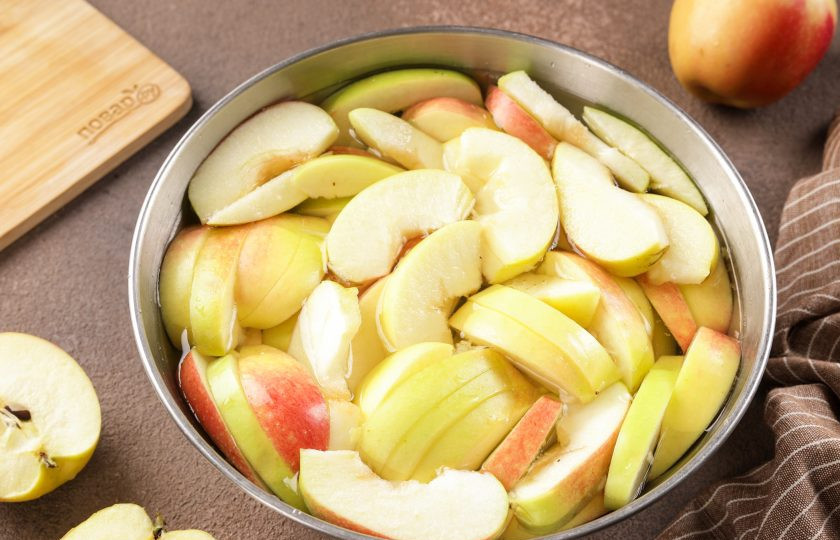 1. Этап. Варенье из яблок в сиропе: Яблоки нарежьте на дольки (какие хотите). Шкурку можете очистить, я оставляю. Чтобы яблоки не разварились и остались плотными дольками, их необходимо замочить в соде (1 ст.л. соды на 1 литр воды) — часа на четыре, можно оставить миску на ночь. Яблоки должны быть покрыты водой, но гнёт не делайте тяжёлым!