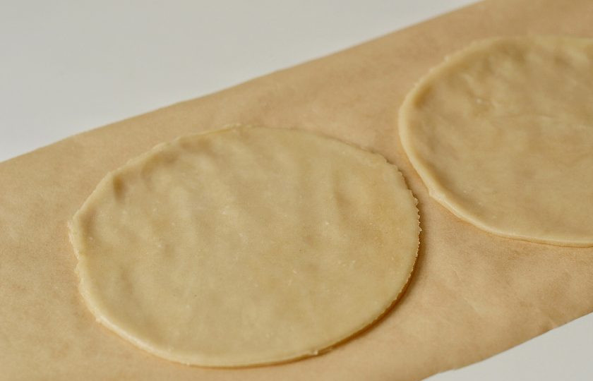 1. Этап. Постные галеты: Раскатайте тесто толщиной полсантиметра. Вырежьте из теста кружки диаметром примерное 16 см.