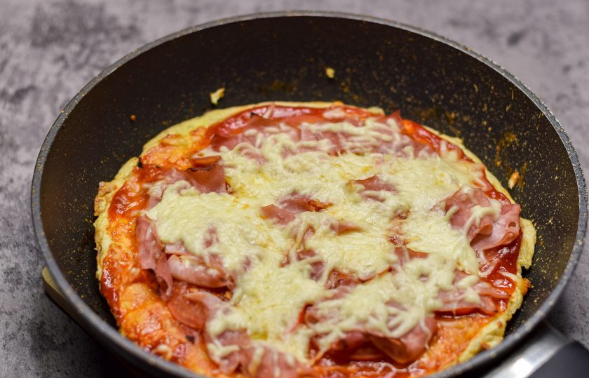 1. Этап. Быстрая пицца на сковороде из лаваша с яйцом: Быстрая пицца на сковороде из лаваша с яйцом готова.