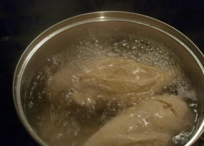 1. Этап. Cалат из куриного филе с шампиньонами: Куриное филе необходимо отварить до готовности, а затем остудить.