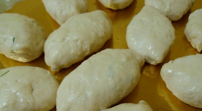 1. Этап. Пирожки на кефире с творогом: Смазываем разделочную доску или любую другую поверхность, на которую мы будем выкладывать пирожки, растительным маслом. Руки так же обмакиваем в масло, отрываем от теста небольшой кусочек, разминаем его в лепешку. В середину лепешки кладем начинку и формируем аккуратный пирожок, делаем так, пока не закончится тесто.