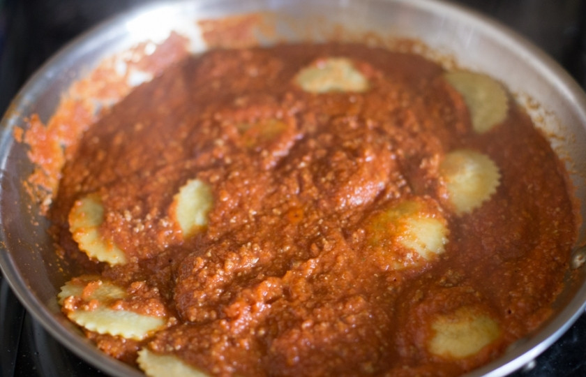 1. Этап. Равиоли с мясом: Добавьте равиоли в соус и потушите всё вместе минут 5.