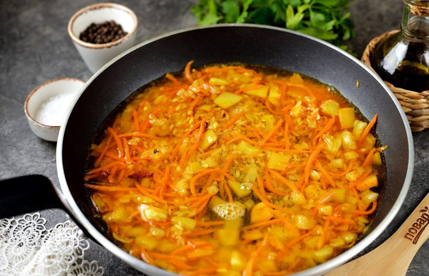 1. Этап. Каша из риса и булгура 1000 и одна ночь: Влейте в сковороду воду, она должна быть выше содержимого сковороды на 1,5 сантиметра. Прикройте сковороду крышкой и готовьте кашу ровно 20 минут на тихом огне. Вода должна полностью выкипеть.