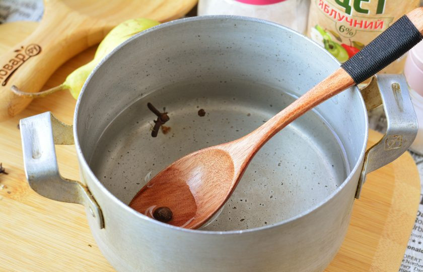 1. Этап. Консервированные груши без стерилизации: Сварите сироп. Смешайте воду, сахар, соль и специи. Проварите 2 минуты и снимите с огня. Остудите наполовину.