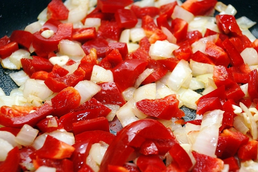 1. Этап. Паста с баклажаном и помидорами: Когда он зарумянится, добавьте перец и тушите под крышкой 10 минут.