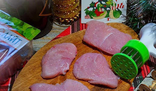 1. Этап. Индейка с ананасами на гриле: Медальоны слегка отбить или проколоть тендерайзером.