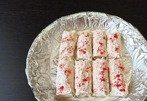 1. Этап. Пирожки из лаваша с квашеной капустой: Смазать сметаной и посыпать паприкой.