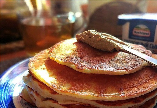 1. Этап. Толстые сырно-манные блины: Подаём горячими. Я к блинам подам ещё паштет из куриной печени с сыром HOCHLAND сливочный плавленный. Кому интересен его рецепт, ссылку дам ниже.