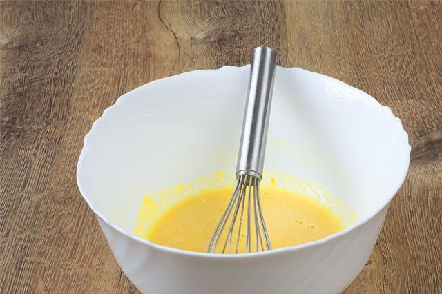 1. Этап. Крем Каталана: Желтки разотрите в единую консистенцию с сахарным песком и пудрой.