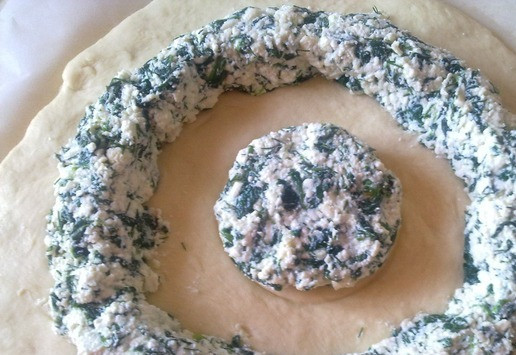 1. Этап. Пирог со шпинатом, творогом и брынзой: На раскатанное тесто выкладываем начинку, как показано на фото.