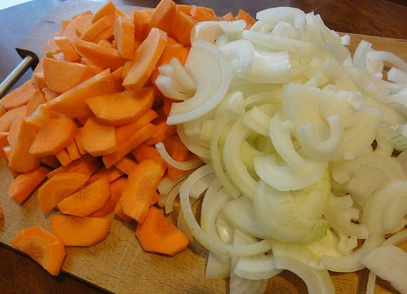 1. Этап. Свинина в чугунке в духовке: Чистим и нарезаем не очень мелкими полукольцами морковку и репчатый лук.