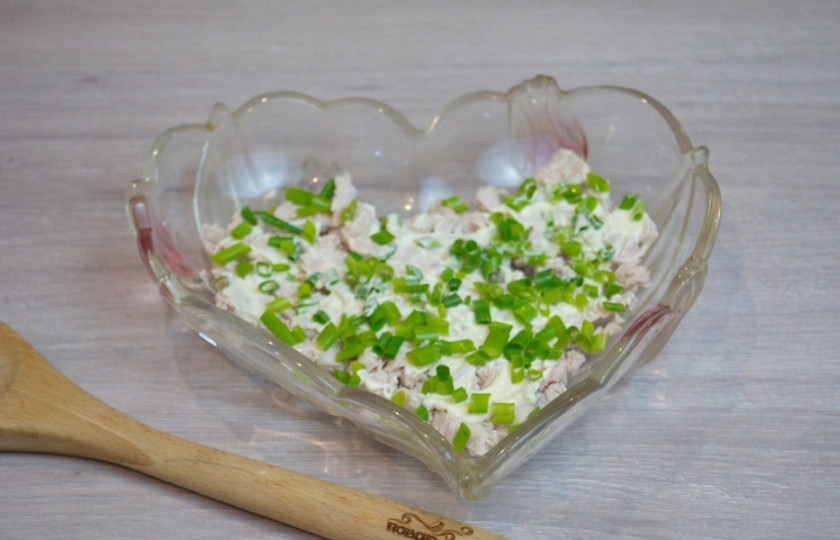 1. Этап. Салат Петушок с курицей и помидорами: Измельчите зеленый лук. Он не такой острый. Салату он придаст вкус, но не испортит общий букет.