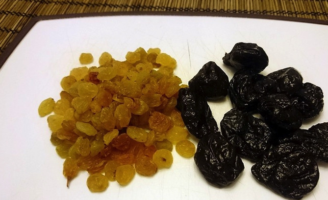 1. Этап. Капуста с сухофруктами: Изюм и чесрнослив хорошо промойте, а затем залейте их кипятком на 10 минут. После воду слейте, а сухофрукты высушите. При необходимости чернослив разрежьте на несколько частей.