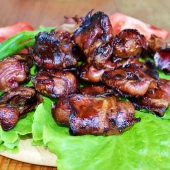 Печень в беконе на мангале