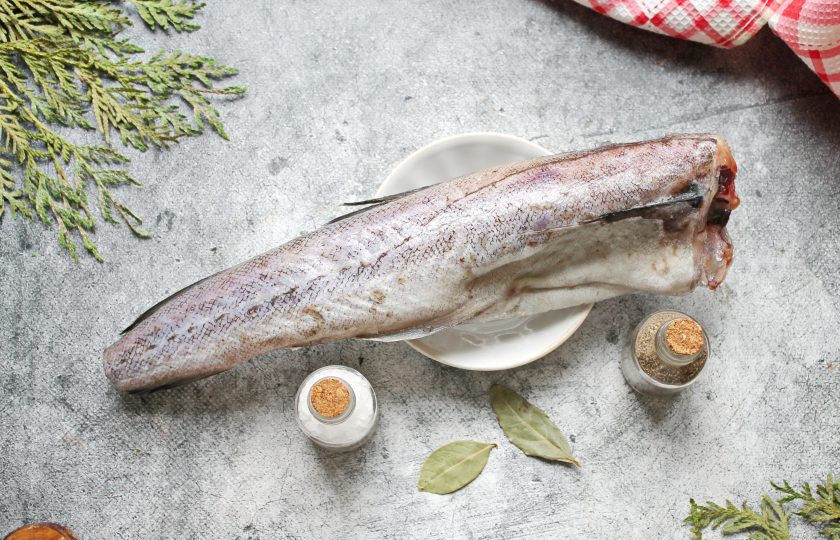 1. Этап. Минтай горячего копчения: Подготовьте все необходимые ингредиенты для приготовления минтая горячего копчения.