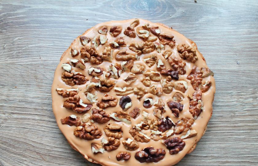 1. Этап. Торт Вриндаван: Разложите грецкие орехи поверх крема.