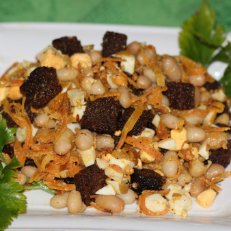 Салат с фасолью, яйцами и сухариками