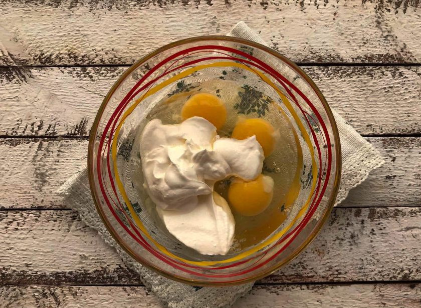 1. Этап. Блинчики с корейской морковью: Яйца вбейте в тарелку, добавьте сметану, майонез и хорошо взбейте.