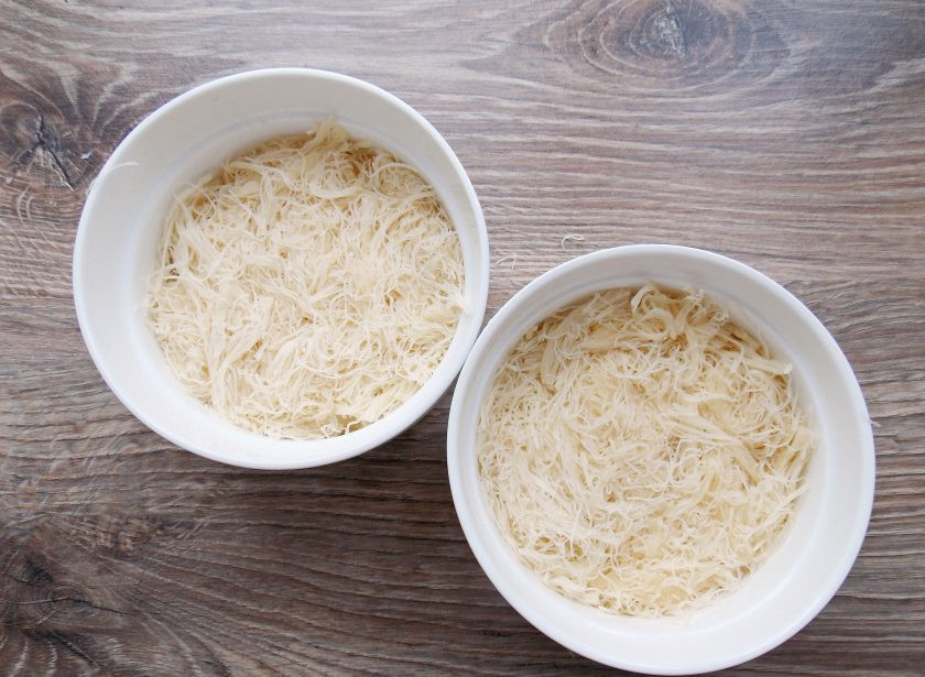 1. Этап. Кюнефе: Разложите оставшееся тесто по формочкам и прижмите руками.