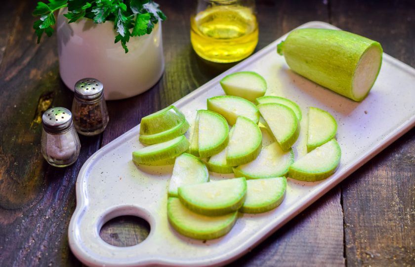 1. Этап. Овощное рагу с кабачками и перцем: Сполосните и нарежьте брусками молодые кабачки.