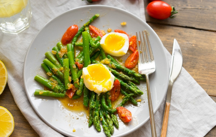 1. Этап. Теплый салат со спаржей: Обжарьте все вместе еще несколько минут, а затем снимите с плиты. Выкладываем на тарелку спаржу, сверху распределяем зажарку. Украшаем салат вареными яйцами. Приятного аппетита!