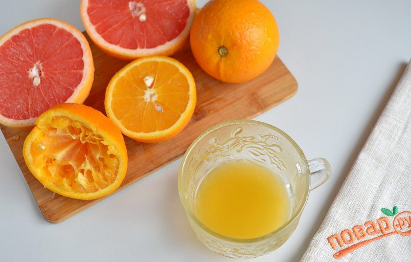 1. Этап. Мармелад: 2. Порежьте цитрусовые на половинки и отожмите сок. Косточки нужно убрать, а вот если попадет мякоть, это даже хорошо.