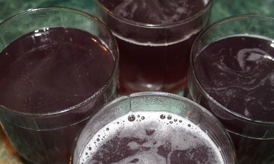 1. Этап. Желе из варенья с желатином: Разливаем желе по формам и оставляем остывать.