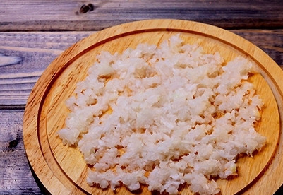 1. Этап. Паста с ветчиной и грибами: Почистим луковицу и мелко нашинкуем.