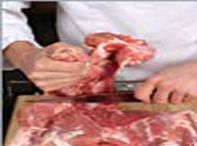 1. Этап. Свинина в имбирной глазури: 1. В первую очередь тщательно вымываем свинину, обсушиваем. Вдоль кости делаем глубокий надрез, мясо раздвигаем и удаляем кость. Солью и перцем натираем свинину. Сворачиваем мясо рулетом, и в нескольких местах бечевкой перевязываем.