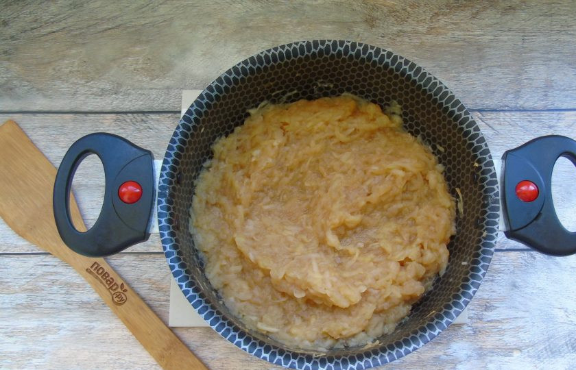 1. Этап. Тертый яблочный джем: Налейте 50 мл. воды и варите яблоки 25-30 минут до мягкости, пока они хорошо не разварятся. Должно получится густое пюре. Периодически перемешивайте.