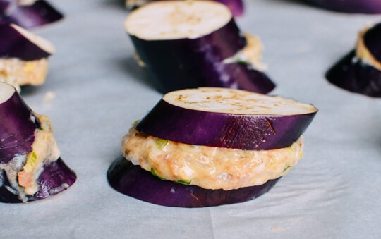 1. Этап. Баклажаны с начинкой по-азиатски: 4. Баклажаны вымойте, обсушите, нарежьте кружочками. Поместите между 2 кружочков начинку вот таким образом.