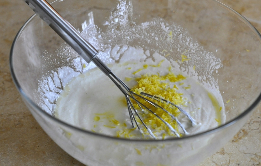 1. Этап. Курица в йогуртовом соусе: Смешать чеснок и цедру с йогуртом. Посолить.