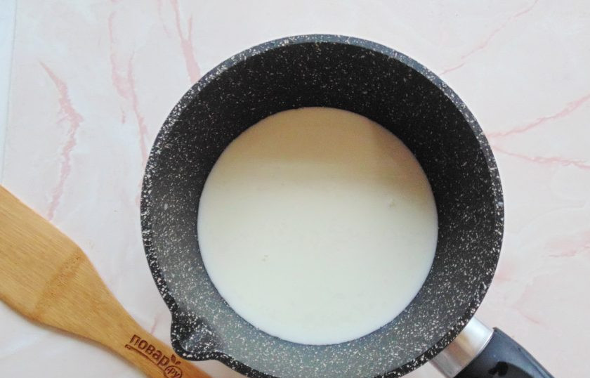 1. Этап. Пирог с ягодами и кремом: Приготовьте заварной крем. В кастрюлю налейте молоко. Поставьте на плиту.