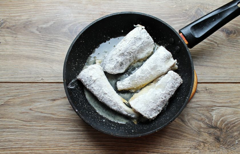 1. Этап. Навага жареная со сметанным соусом: Рыбу посолите и обваляйте в муке. В сковороде разогрейте растительное масло и обжарьте со всех сторон до румяной корочки. На это уйдет примерно по 2-3 минуты на каждую сторону.