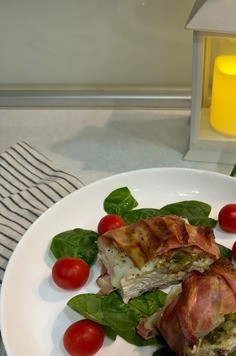 1. Этап. Праздничные кармашки по-питерски: Перед подачей, украсить тарелку листьями шпината и помидорками черри