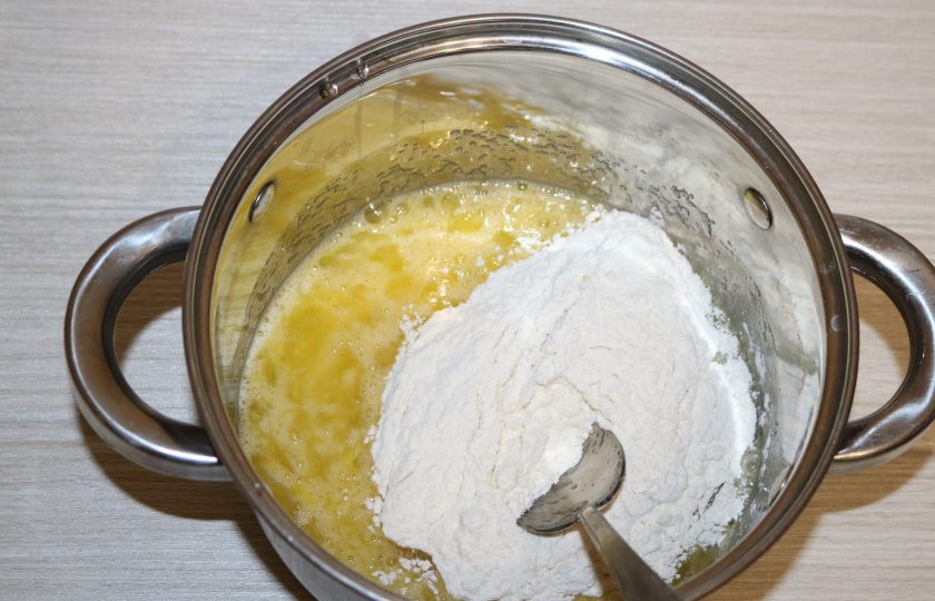 1. Этап. Кокосовый Наполеон: Добавьте муку, хорошо перемешайте.