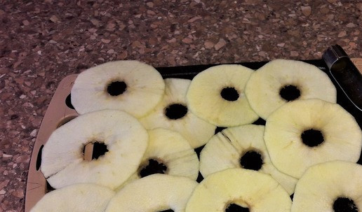 1. Этап. Яблоки в блинном тесте ПП: Аккуратно вынимаем сердцевину из каждого кружочка