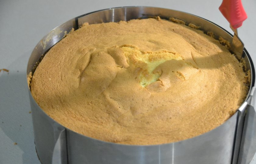 1. Этап. Мокрый бисквит: Прежде чем извлечь бисквит из формы, пройдитесь ножом или кондитерским шпателем вдоль бортика.