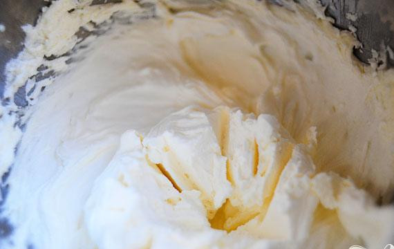 1. Этап. Мексиканское свадебное печенье: 3. Вынуть из холодильника и взбить, пока масса не будет напоминать взбитые сливки. Постепенно добавить муку и размешать с помощью ложки или шпателем. Затем добавить миндальную муку и ваниль, перемешать. Вымесить тесто.