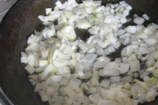 1. Этап. Запеканка из пельменей Ленивая жена: Измельченный лук обжариваем на растительном масле до золотистости.