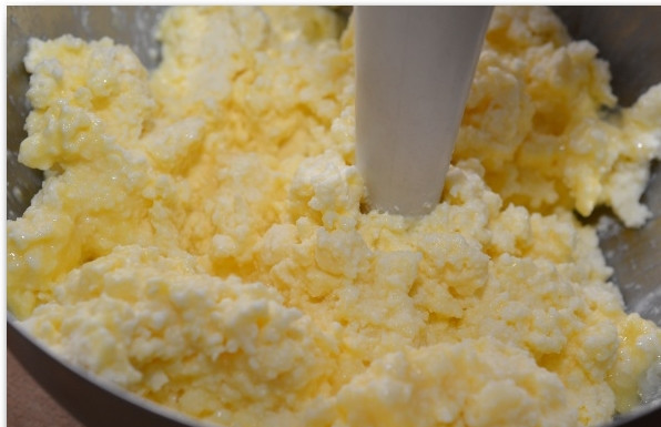 1. Этап. Творожная запеканка с кефиром в духовке: Для теста перетираем творог с яйцами и сахаром, добавляем ванилин по вкусу, при желании добавляем распаренный изюм. Всё тщательно перемешиваем, чтобы получить однородную массу. Можно использовать блендер.