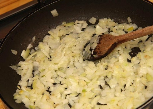 1. Этап. Говядина с овощами: Разогреваем сковороду с растительным маслом. Очистим и мелко нарежем репчатый лук. Обжариваем до прозрачности.