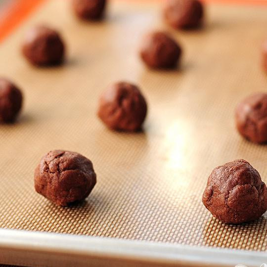 1. Этап. Печенье из крема Nutella: Скатайте руками шарики и уложите на противень. Оставляйте места по краям.