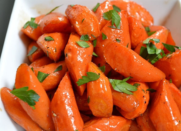 1. Этап. Карамелизированная морковь: 8. Выложите морковь в тарелку, украсьте зеленью и подавайте к столу.