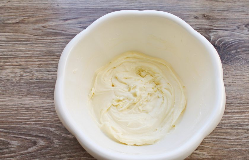 1. Этап. Янтарный торт: Для крема сливочное масло и сгущенку достаньте заранее, чтобы они были одной температуры, иначе крем свернется. Выложите мягкое масло в миску и взбейте до пышной массы. Продолжая взбивать, немного вливайте сгущенку, каждый раз хорошо взбивая.