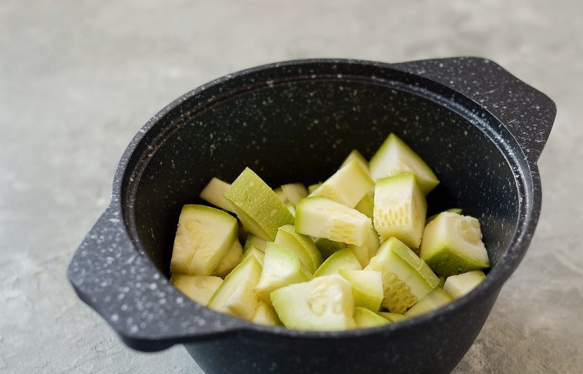 1. Этап. Кабачковая икра с мятой: Затем добавьте кабачок в кастрюлю.