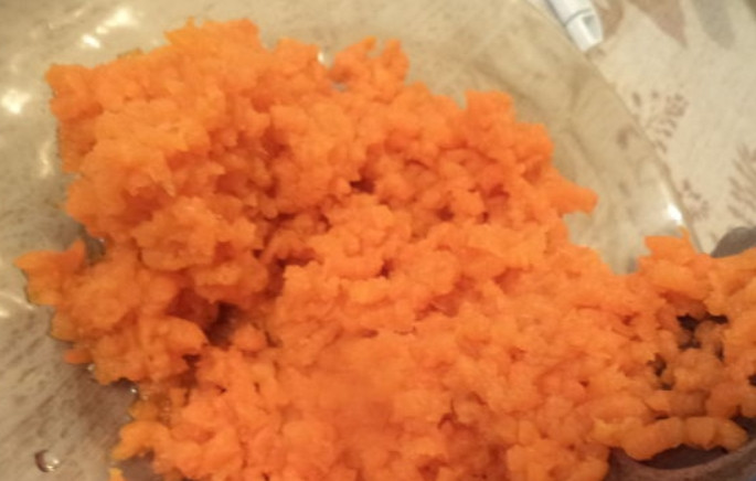 1. Этап. Манный пудинг из творога с морковью: Пропускаем сваренную морковь через мясорубку.