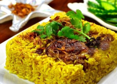 1. Этап. Као Мок Гай: Выкладываем рис с кусочками курицы на тарелку, посыпаем обжаренным луком и подаем со свежими огурцами.