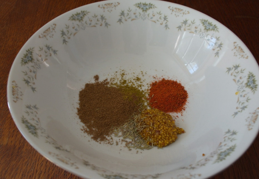 1. Этап. Маринад для мяса в духовке: В миску закладываем сушеные травы и специи.